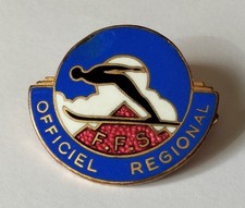 Vtg Pin Badge émaillée Fédération Française d Ski Officiel Regional - Augis Lyon