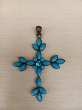 Beau pendentif croix en métal blanc et pierres bleues 5 cm X 7 cm