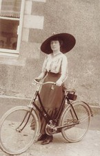 ANCIENNE CARTE POSTALE PHOTO JEUNE FEMME JOLI CHAPEAU ET VÉLO ANCIEN