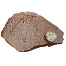 Cadran solaire ancien en pierre de grès rouge + médaillon impérial russe intégré