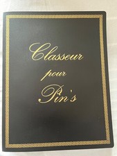 Classeur pour Pins avec 3 intercalaires plus 139 pins anciens
