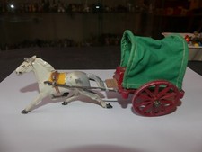 FIGURINE QUIRALU CHARIOT COW BOY ROUGE CAPOTE TISSU VERTE AVEC CHEVAL BLANC