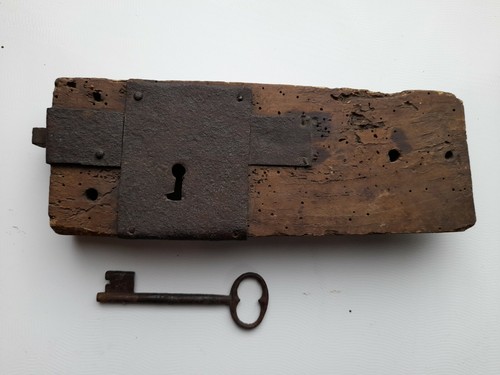 Ancienne serrure fer - fer, forge