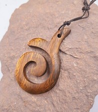 Collier en bois sculpté