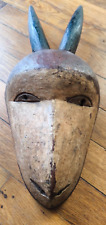 Masque en bois brut sculpté