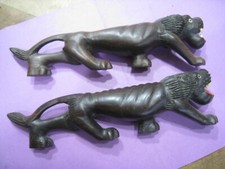 une paire de LION en bois