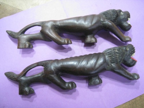 Une paire lion bois - une, de