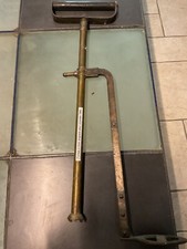 Pompe à main en cuivre  de pompier, poignée en bois. ANGLETERRE vers 1940.