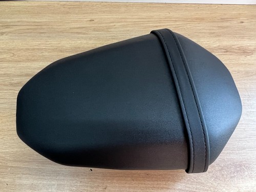 Une selle passager arriere - une,