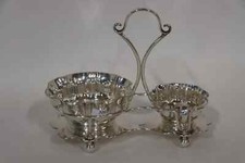 Présentoir en métal argenté