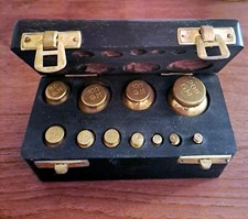 Coffret étalon de poids en laiton