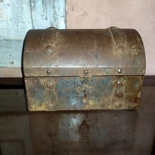 Ancien petit coffre bombé