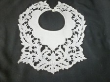 beau bavoir ancien  brodé richelieu  fait main  de collection    ref   K82