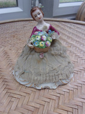 ASIE LA FEMME AU BOUQUET Statue en porcelaine, robe en dentelle - Marque JAPON