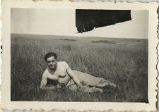 PHOTO ANCIENNE - VINTAGE SNAPSHOT - HOMME ALLONGÉ DÉTENTE TORSE NU - MAN LYING 