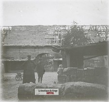 Ferme en ruine, soldats guerre