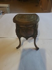 Ancienne boite a bijoux Capitonné sur pied, en regule 