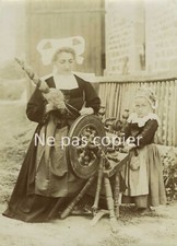 BRETAGNE vers 1890 paysanne avec son fuseau et son rouet photo 15 x 11 cm