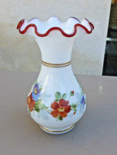 Vase en  opaline décor fleurs .