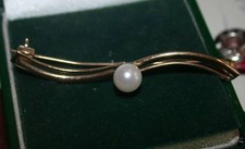 Élégant Poinçonnée Britannique 9ct or Jaune Classique Barre Broche Blanc Perle