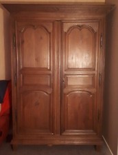 Armoire ancienne Louis XIV en très bon état (corniche aux motifs intéressants)