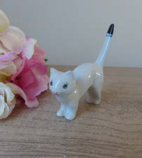 Figurine chat blanc dressé