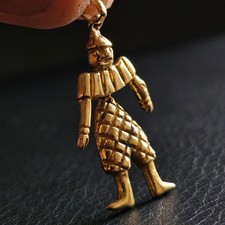 Pendentif pantin articulé en costume damier bijou a suspendre plaqué or