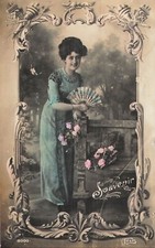CP SOUVENIR CADRE FEMME ELEGANTE AVEC EVENTAIL