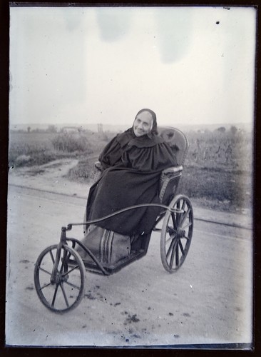 Femme âgée handicapée