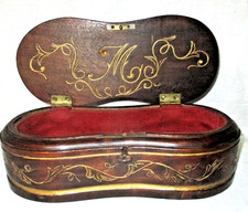 Ancien joli coffret boite a gants,bijoux en bois sculpté motif lettre dorés XIX