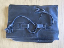 POCHETTE VINTAGE EN CUIR NOIR YVES SAINT LAURENT - EN BON ETAT GENERAL