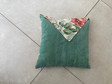 coussin en alcantara vert et coton fleuri rouge déhoussable 38x38cm