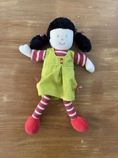 0/ AJENA  POUPEE ROBE VERTE CHEVEUX NOIR RAYE ROUGE