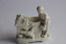 Porcelaine biscuit Petit vase enfant et poule (37595)
