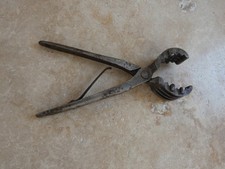 Pince à dégoudronner, outil ancien  de vigneron cafetier