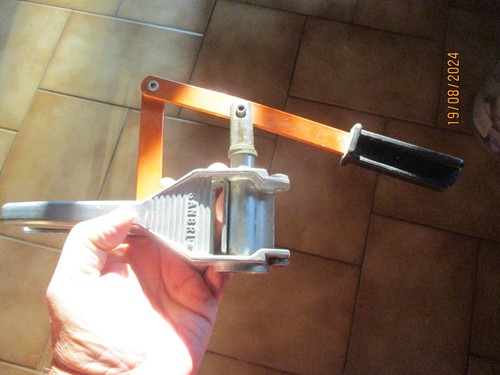 Ancienne boucheuse acier - boucheuse,