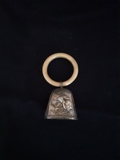 Hochet ancien en argent à motif d'ange pensif de Raphaël