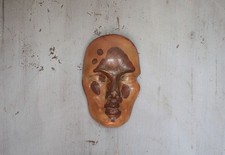 Masque grès signé des