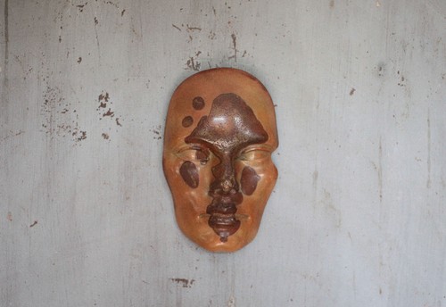 Masque grès signé - , des
