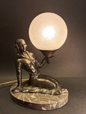 Art Déco - lampe à sujet de femme en marbre, régule et verre vers 1935