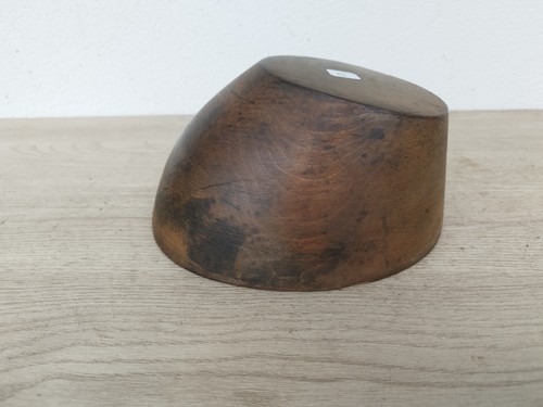 Chapelier modiste forme a - -,