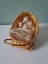 Miniature POUSSETTE en OSIER 8×8cm,  avec Poupon ancien 7cm
