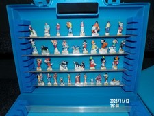 Coffret valise presentoir Collection de 36 Fèves en Porcelaine  divers  ARGUYDAL