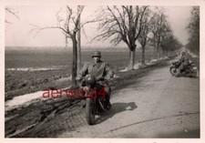 Soldat allemand tireur de roue