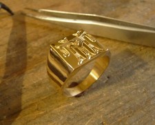 Chevalière or massive carré