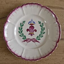 09 - ASSIETTE CHANTOURNEE EN FAIENCE DE DESVRES. FLEUR DE LYS/FESTONS - SIGNE CH