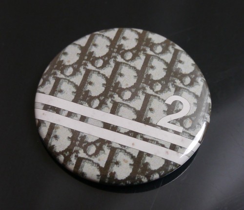 Authentique broche badge