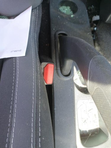 Attache ceinture avant droit