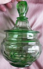 Bonbonnière / boîte à bonbons en verre taillé de couleur verte