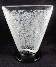 DAUM - Petit vase gravé d'arabesques à l'acide sur pied noir  - CRISTAL -  1930.